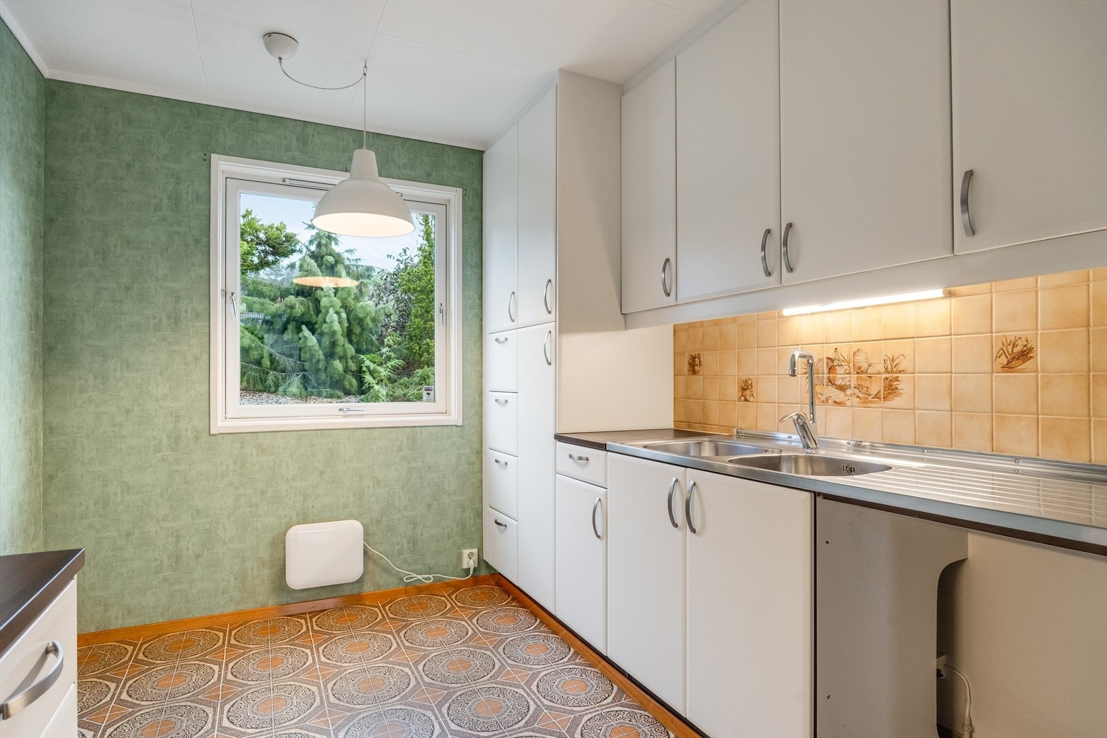 Godt med skapplass til oppbevaring av kjøkkenutstyr og mat Galleribilde