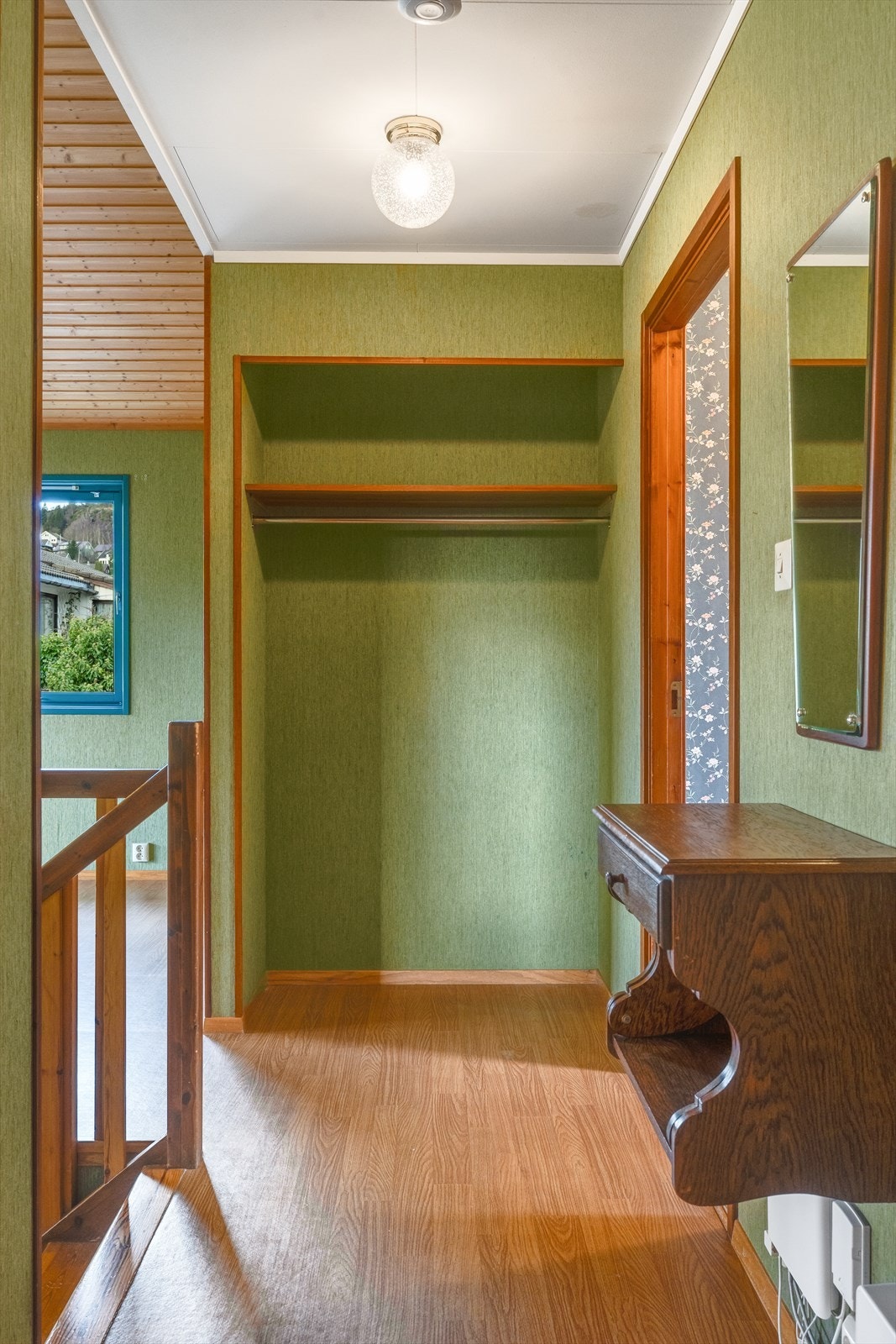 Gang m/oppheng til ytterklær Galleribilde