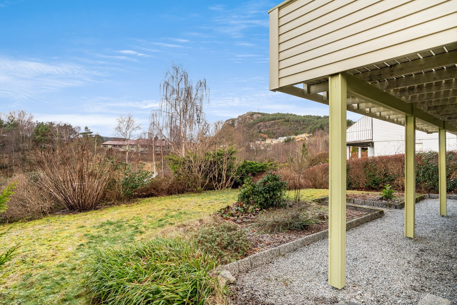 Flere ulike soner hvor en kan møblere m/sittegruppe, trampoline, grill og øvrig hagemøblement Galleribilde