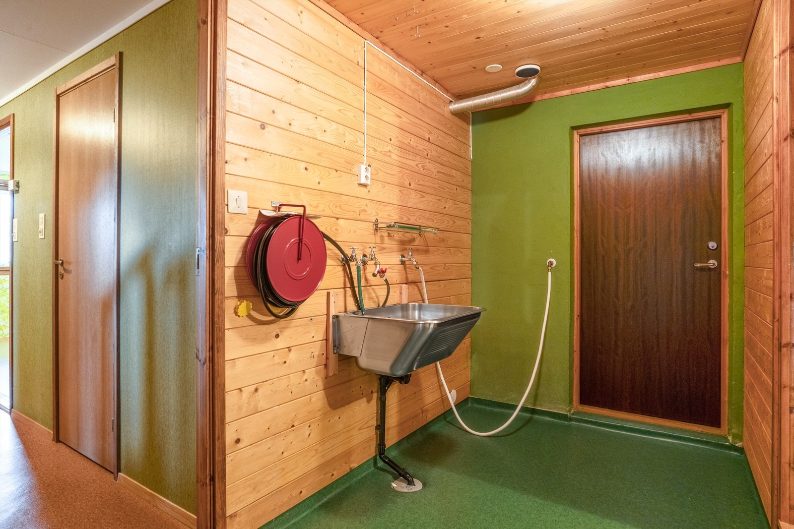 Vaskerommet er innredet med opplegg for vaskemaskin og utslagsvask Galleribilde