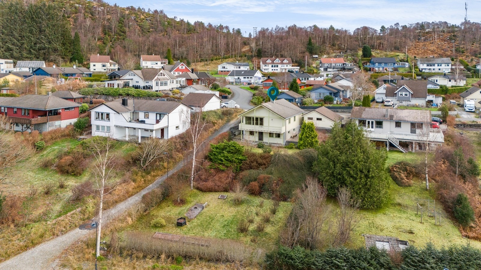 Bedd m/beplanting og stor hage på nedsiden av boligen Galleribilde