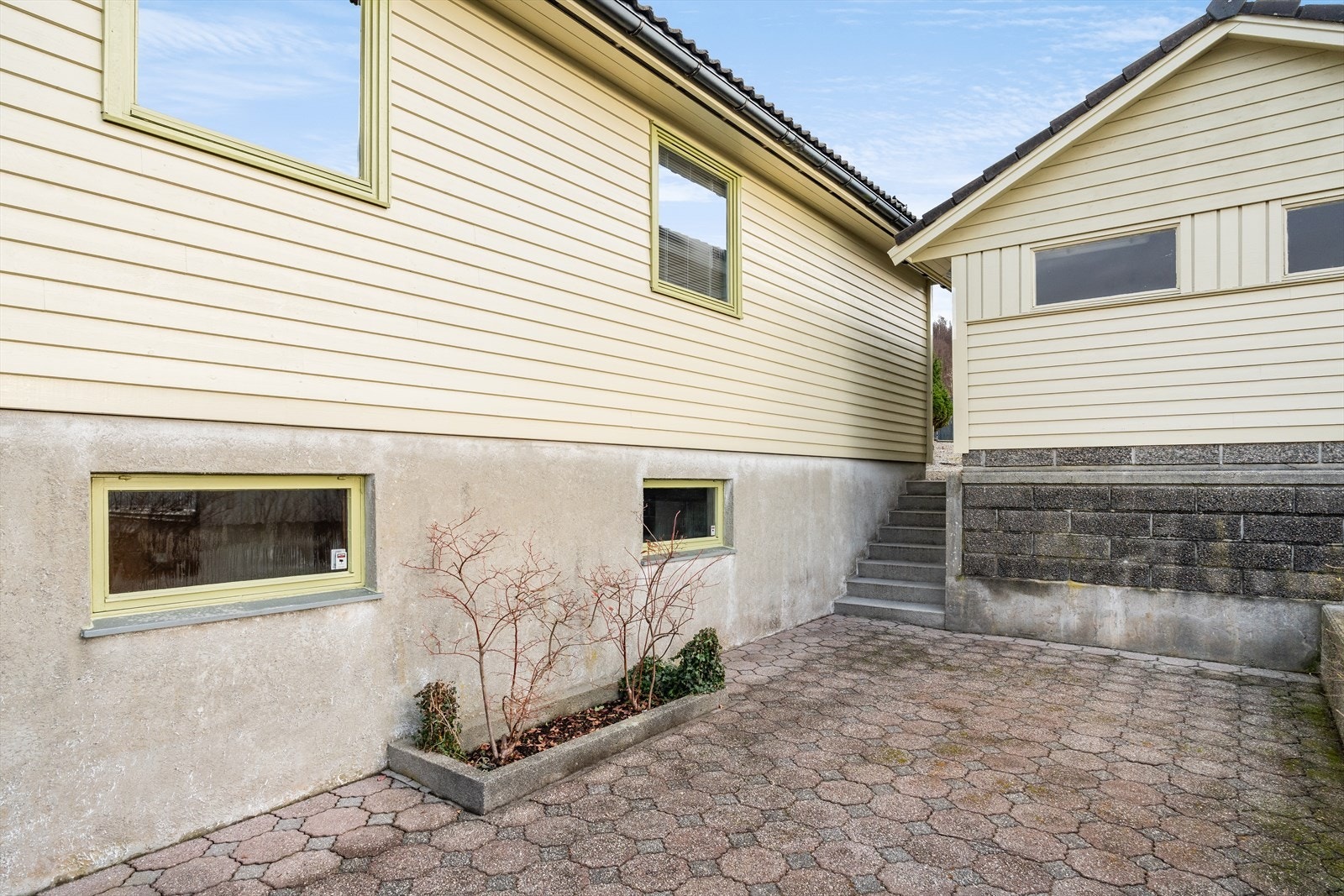 Flott platting med god plass til hagemøblement Galleribilde