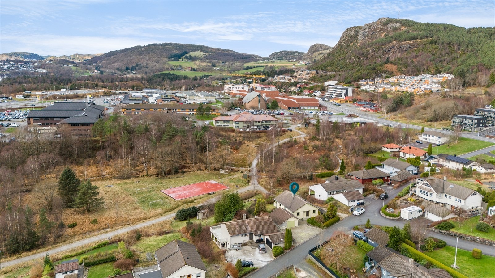 Svært kort avstand til lekeplass like ved Galleribilde