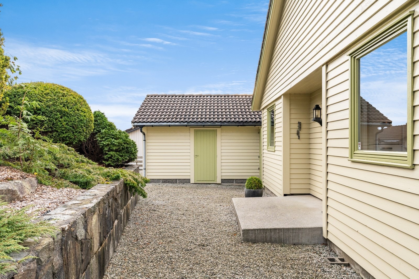 Gruset tun med parkeringsmuligheter og garasje Galleribilde