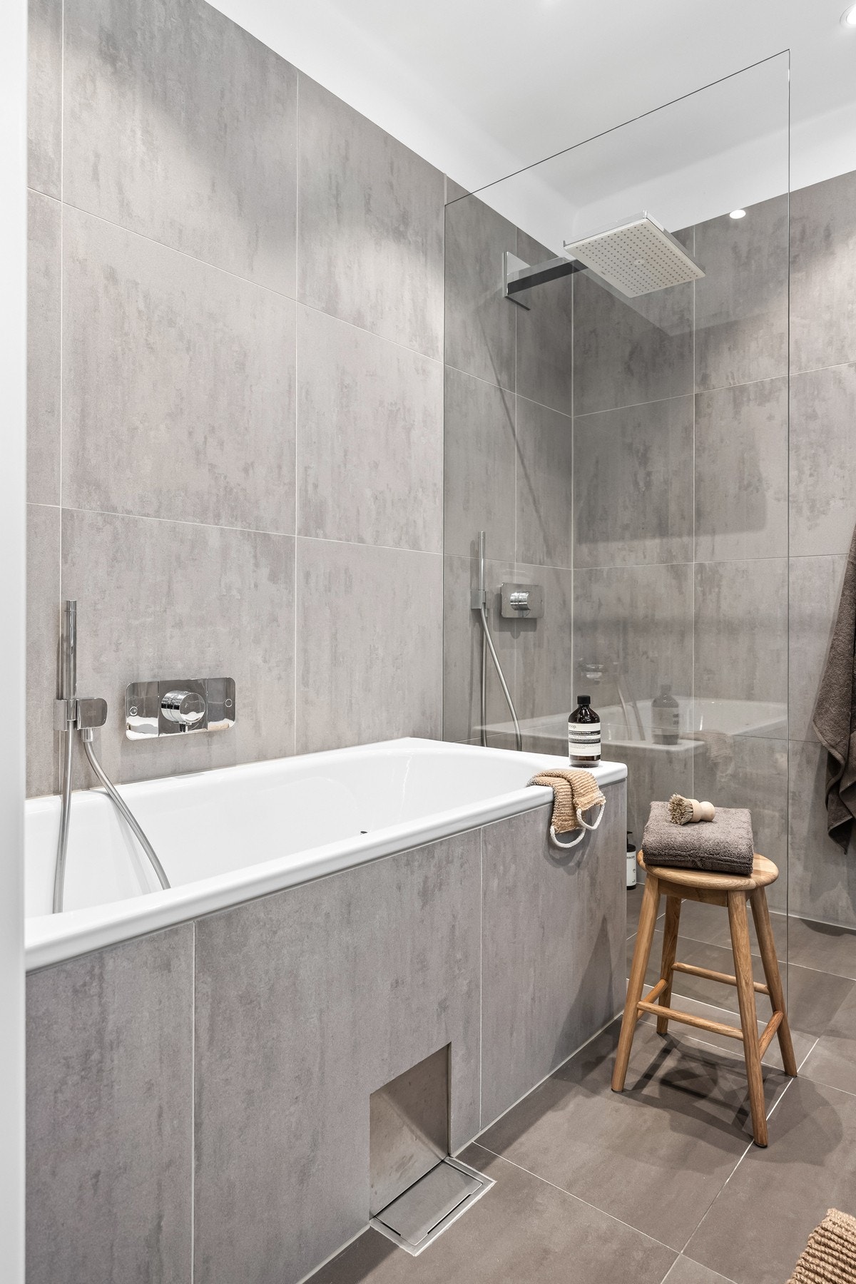 Det er flislagt med eksklusive lysegrå fliser fra Mosa Galleribilde