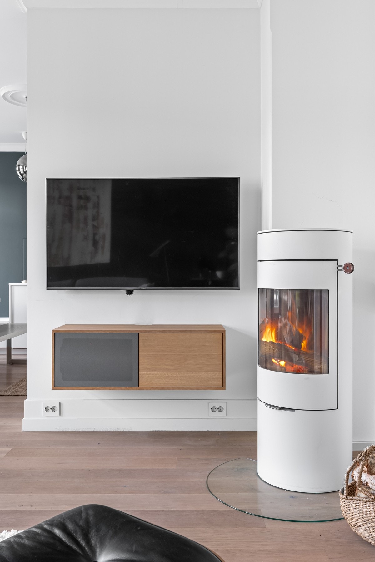 Rommet har en frittstående peisovn fra 2018 som varmer ekstra på kalde dager Galleribilde