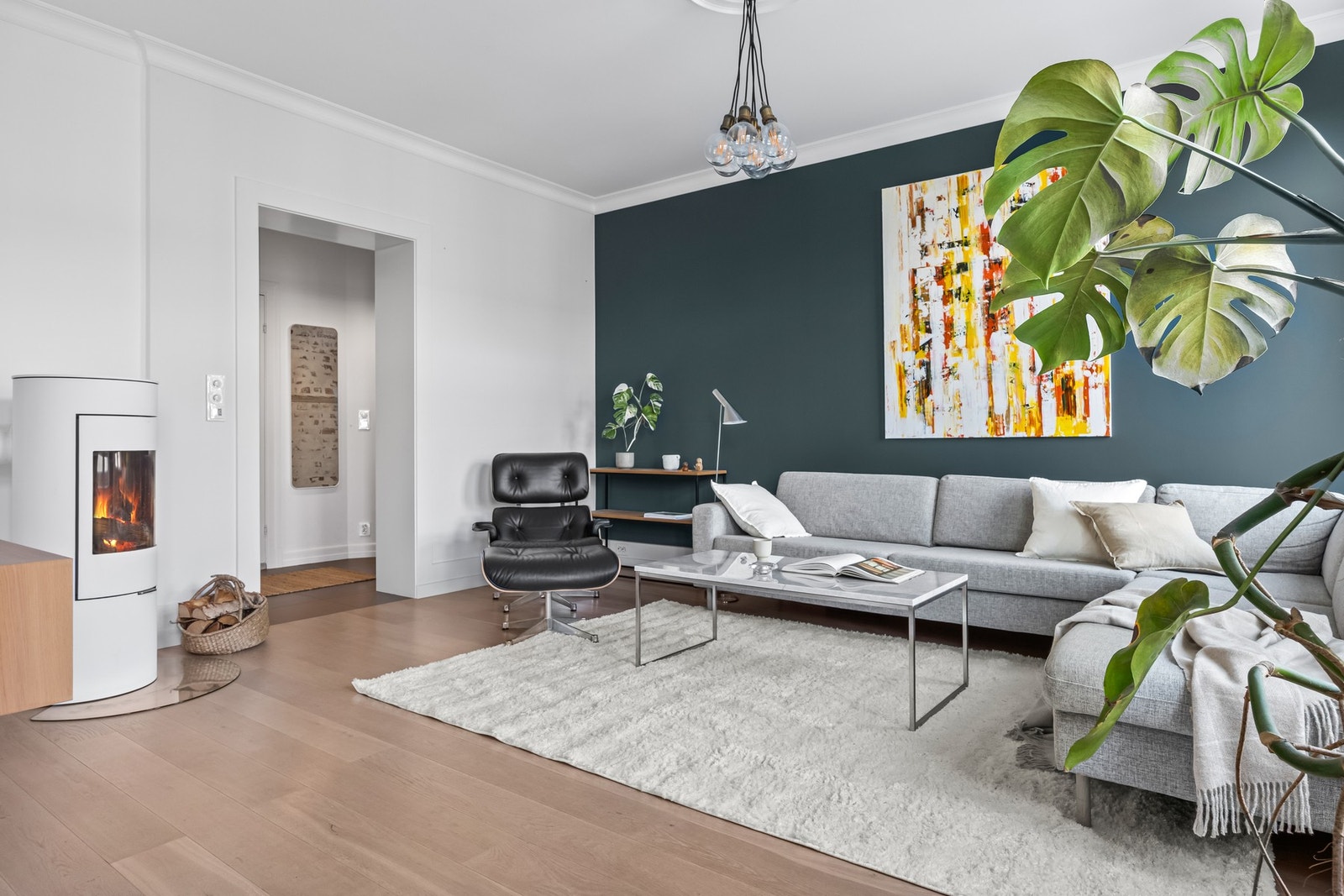 Stuen har enstavs, hvitpigmentert eikeparkett Galleribilde