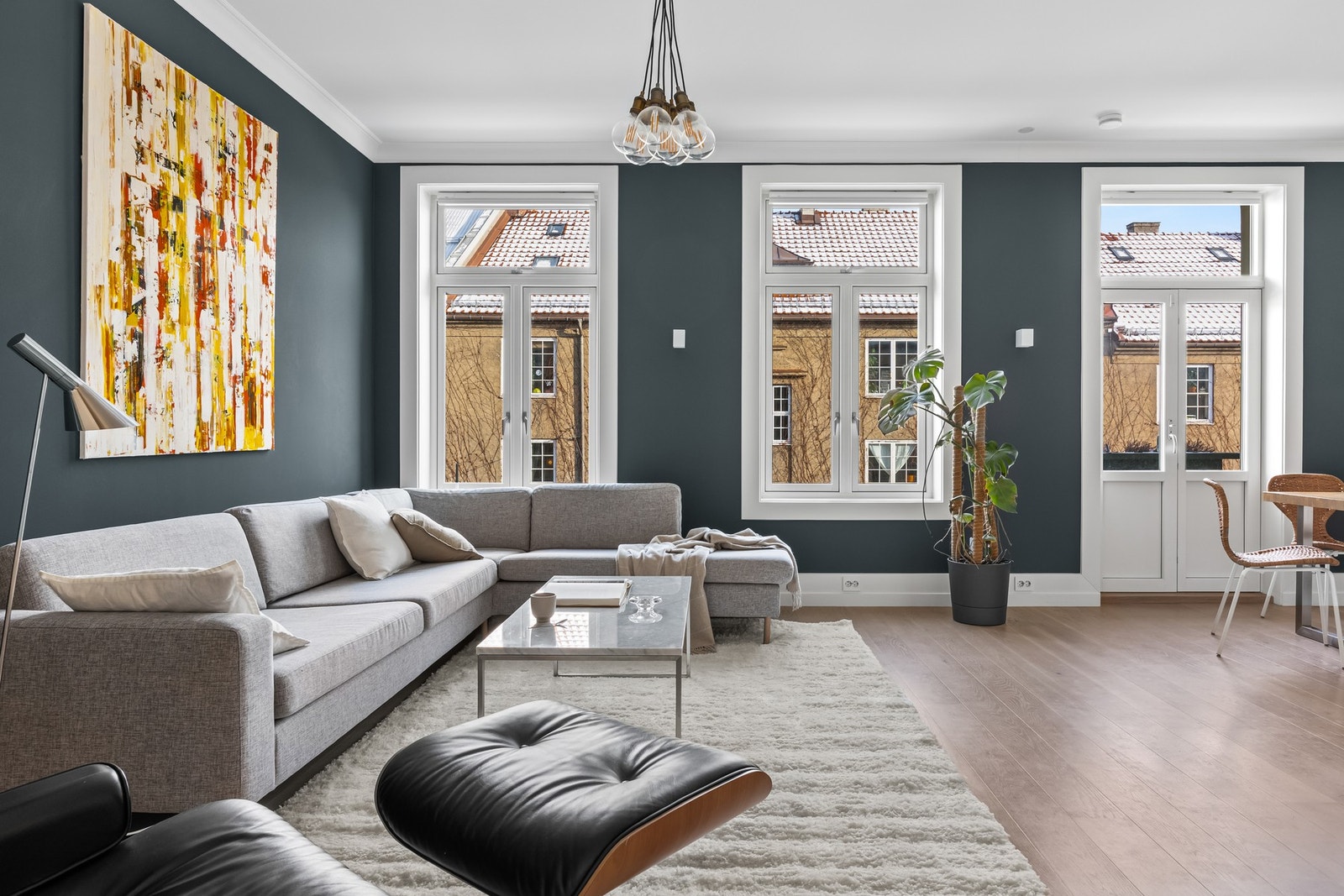 Leiligheten har en romslig stue med store vindusflater og doble dører til balkong. Galleribilde