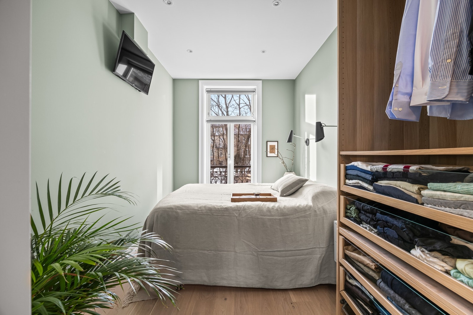 Leiligheten har to soverom med samme åpne garderobeløsning Galleribilde