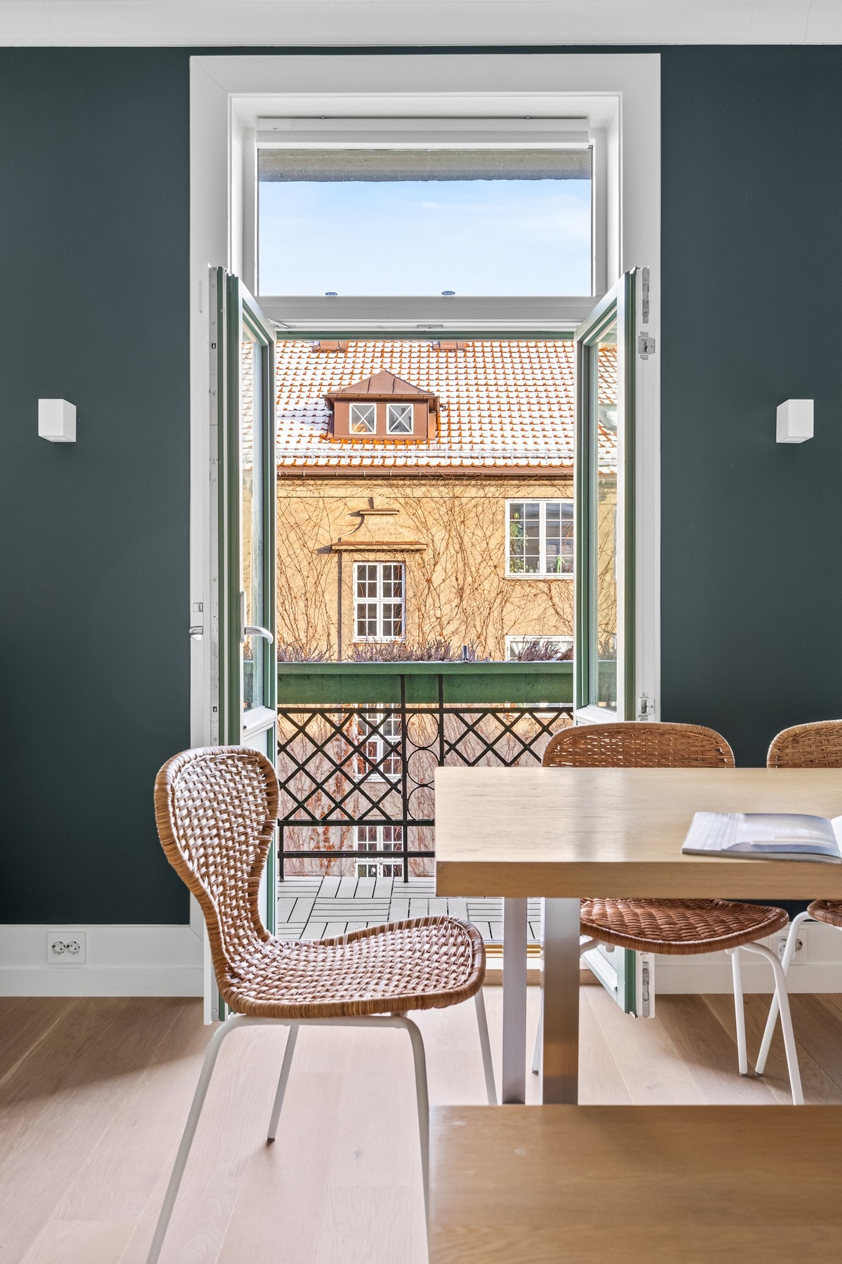 Rommet er malt i en delikat blåfarge Galleribilde