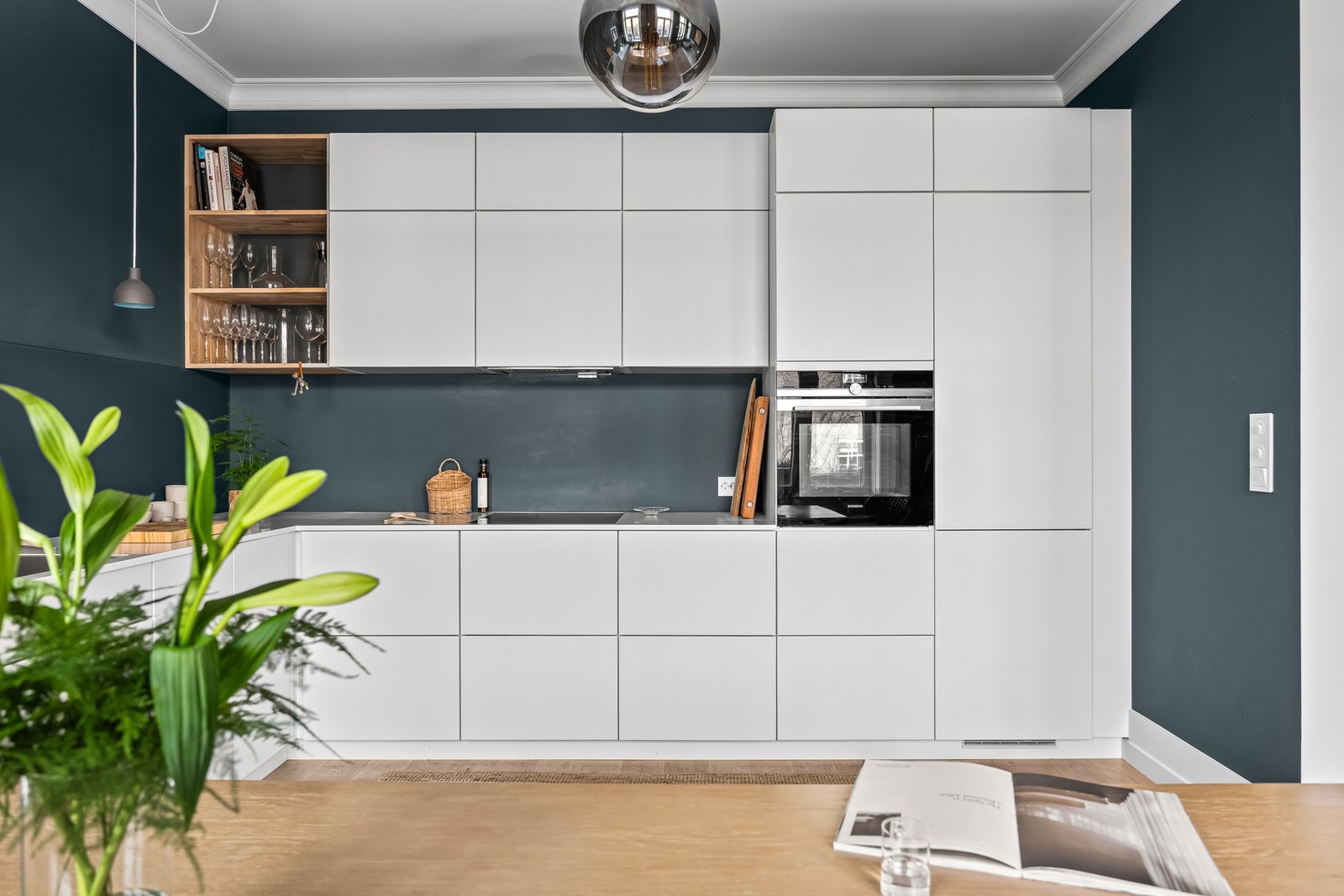 Innredningen har glatte, folierte fronter Galleribilde