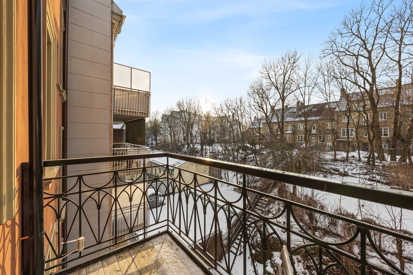 Ut mot grønne omgivelser i sommerhalvåret Galleribilde