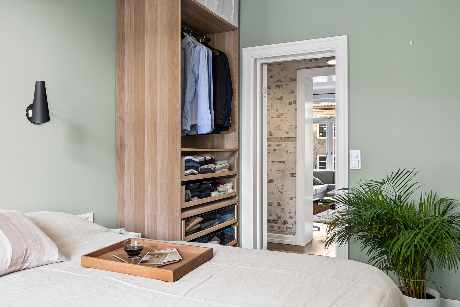 Hovedsoverommet er malt i en delikat grågrønn farge Galleribilde