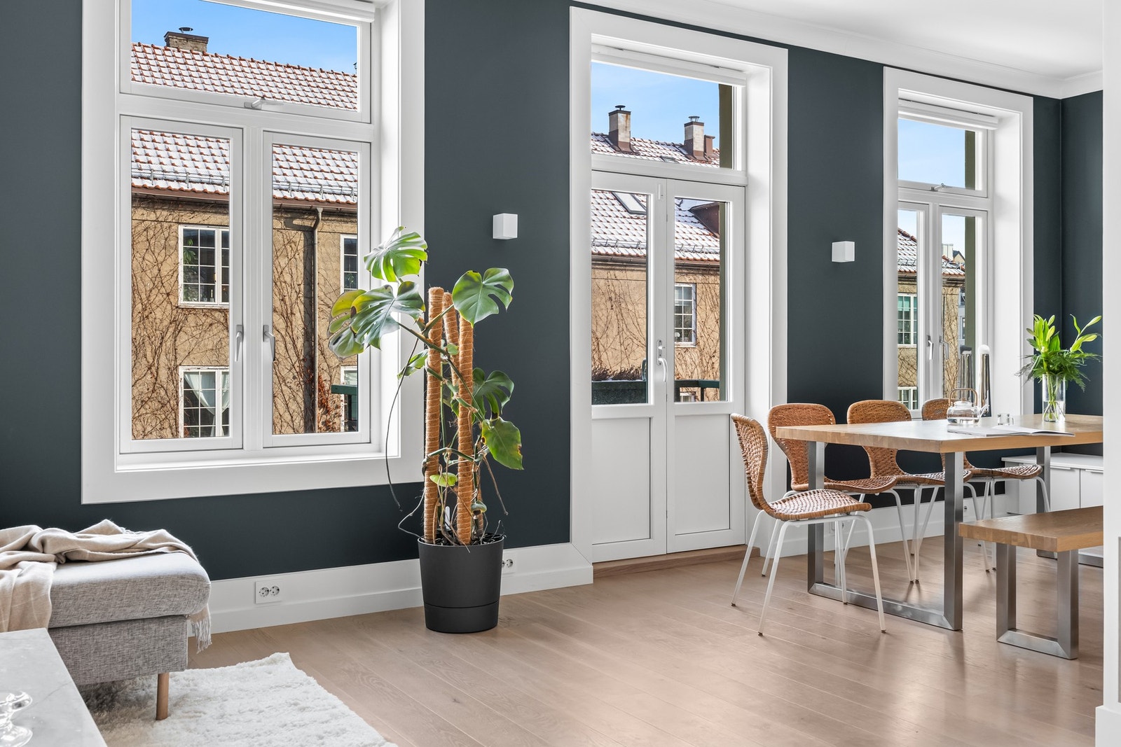 Fra spisestuen har du direkte adkomst til en av leilighetenes to balkonger Galleribilde