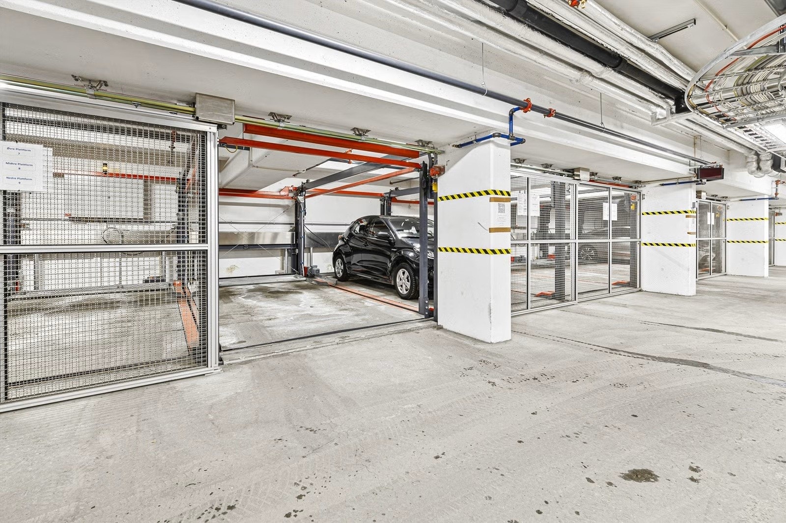 Medfølgende parkeringsplass i felles fullautomatisk garasjekjeller Galleribilde
