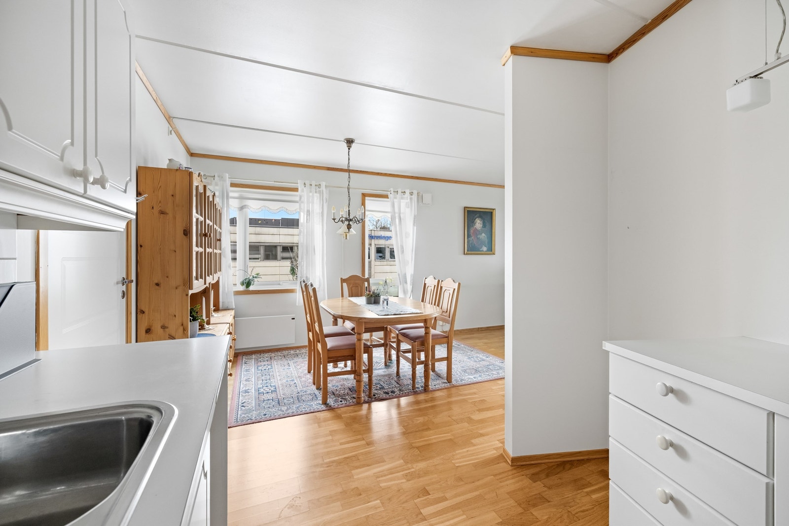 Fra kjøkkenet har du god oversikt over spiseplassen og stuen. Galleribilde