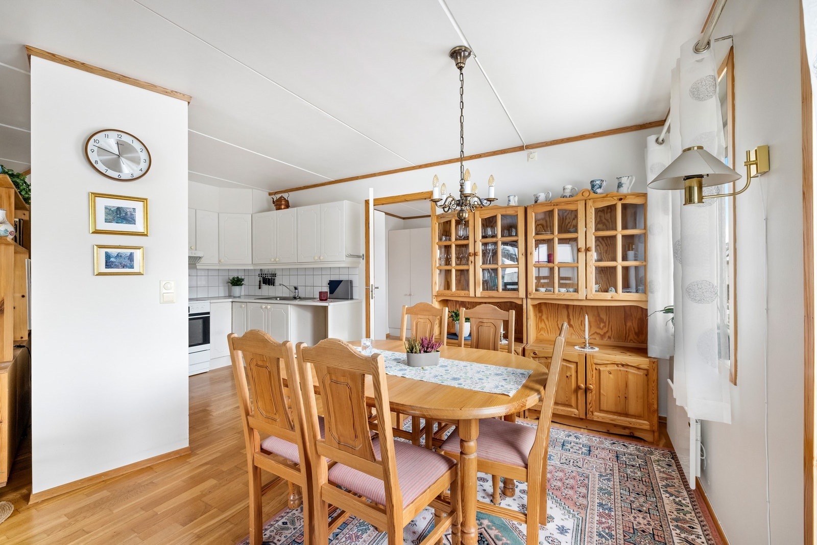 Den åpne løsningen mot kjøkkenet gjør rommet sosialt og praktisk. Galleribilde