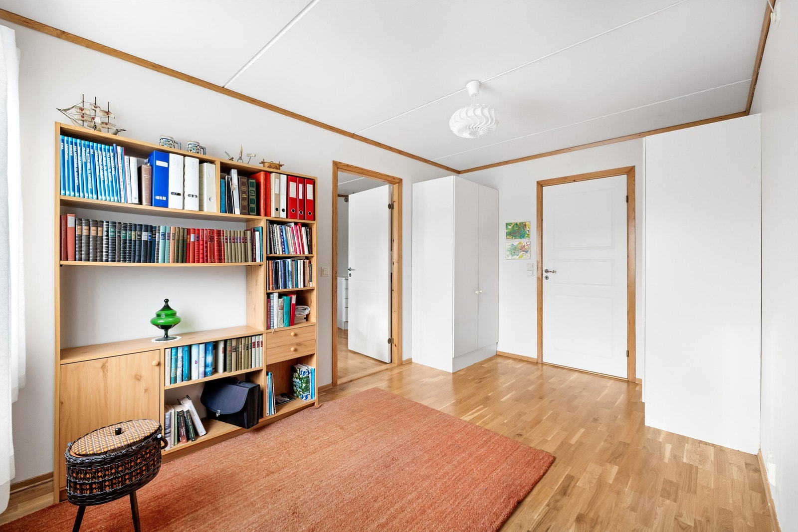 Leiligheten har to soverom. Dette rommet er romslig med plass til garderobeløsning. Galleribilde