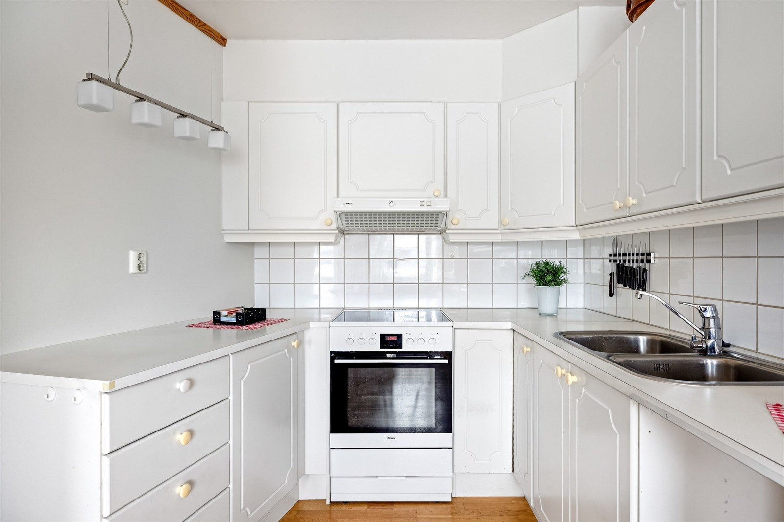 Kjøkkenet er utstyrt med frittstående komfyr og vegghengt ventilator. Galleribilde