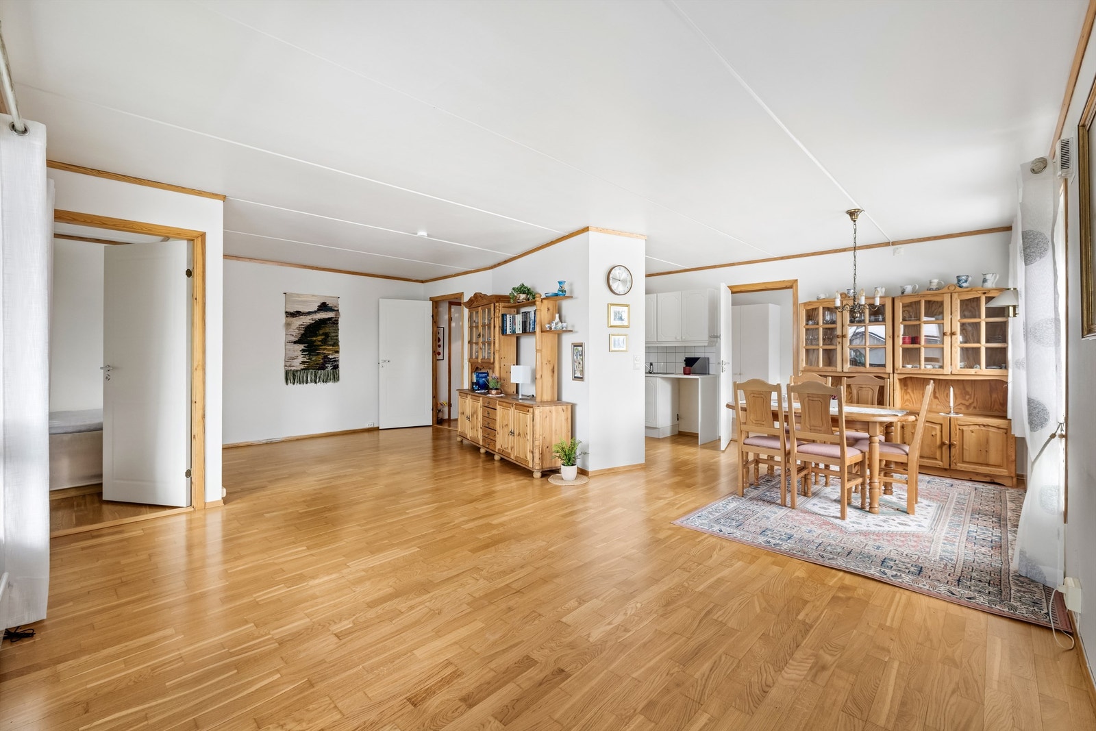 Leiligheten har en åpen og sosial planløsning mellom stue og kjøkken. Galleribilde