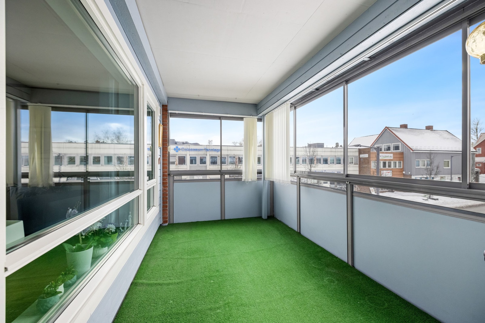 Fra stuen er det utgang til en romslig, innglasset balkong på 13 m². Galleribilde