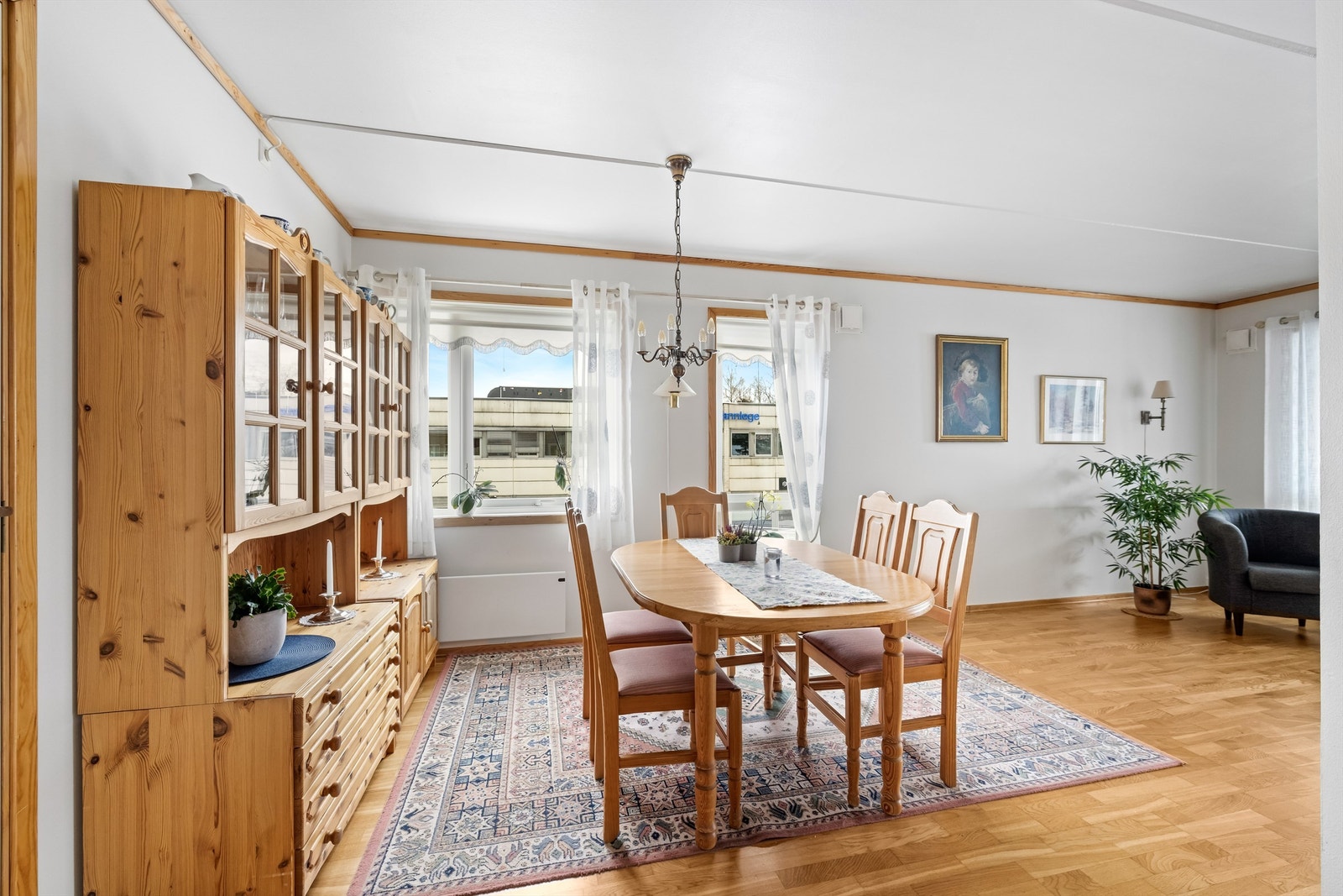 De malte veggflatene gir et nøytralt og godt utgangspunkt for personlig innredning. Galleribilde