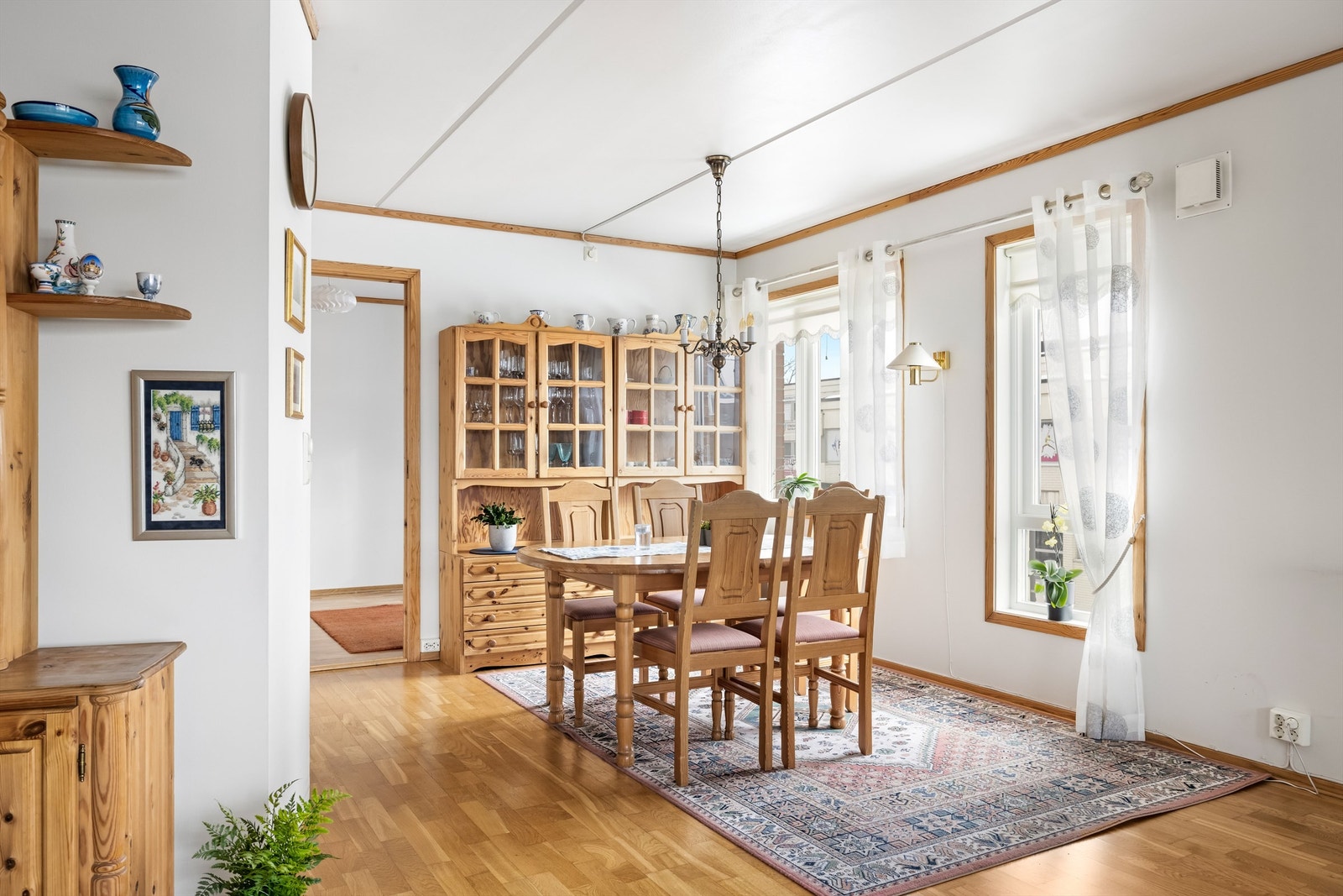 Spisestuen blir et naturlig samlingspunkt i den åpne løsningen. Galleribilde