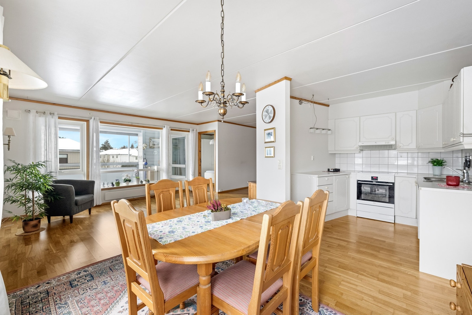 Gjennomgående parkett på gulv binder rommene sammen og skaper en helhetlig atmosfære. Galleribilde