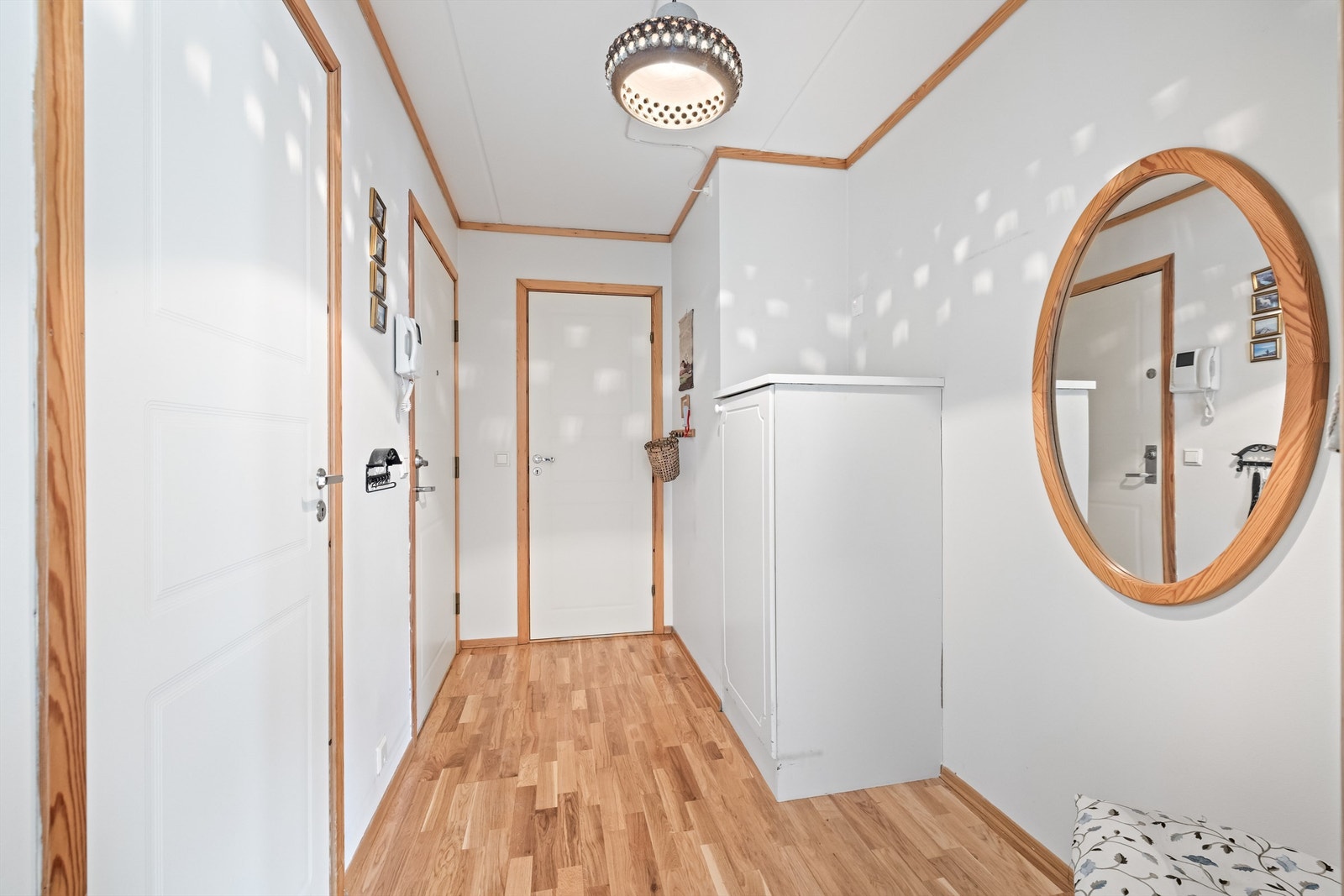 Velkommen inn i en lys entré med adkomst til alle rom. Porttelefon gir ekstra trygghet. Galleribilde