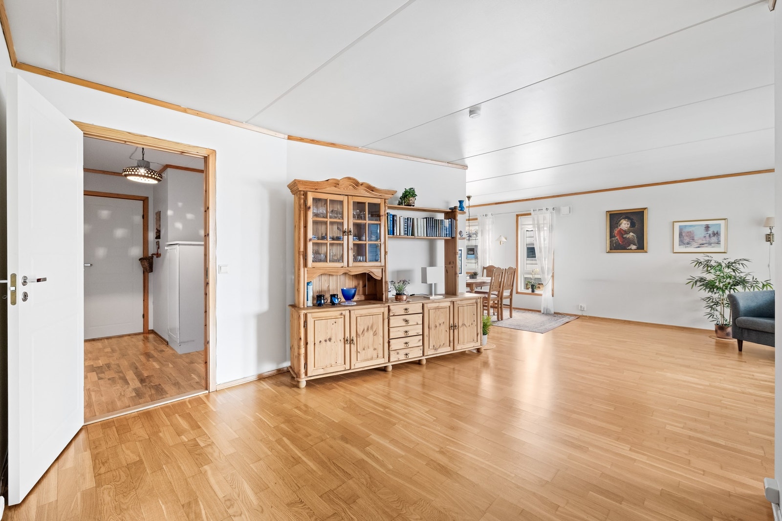 Stuen er romslig og gir god plass til både sofagruppe og spisebord. Galleribilde