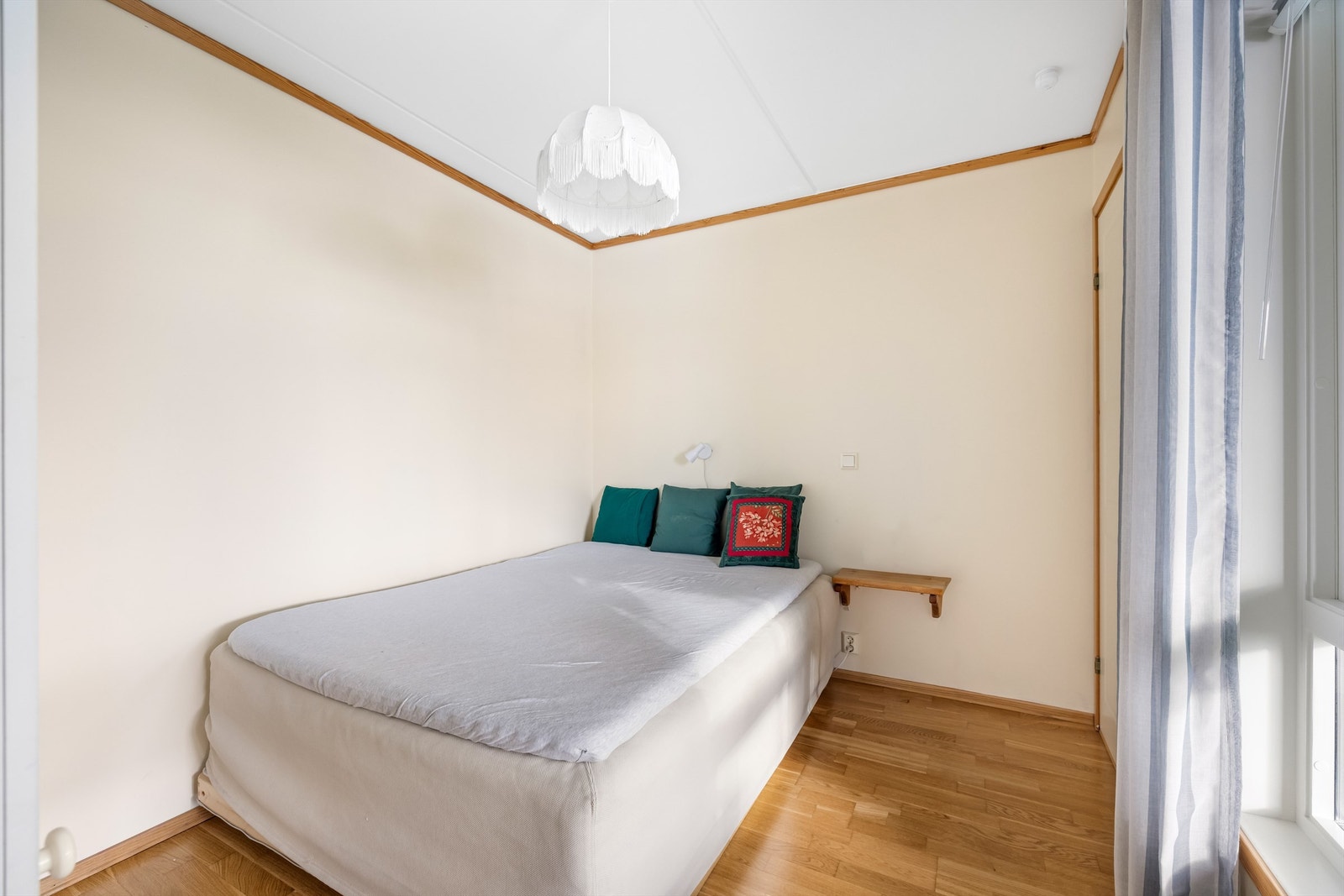 Soverommet har, som resten av leiligheten, parkett på gulv og malte veggflater. Galleribilde