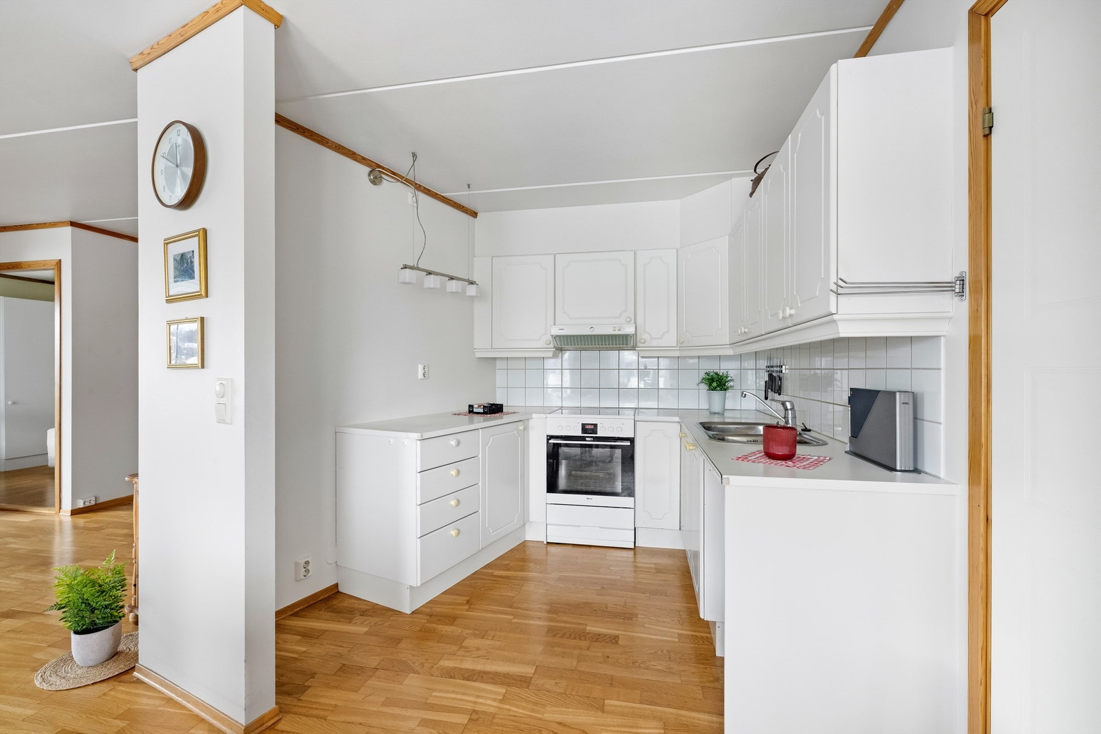 Praktisk kjøkken fra byggeåret med profilerte fronter og laminatbenkeplate. Galleribilde