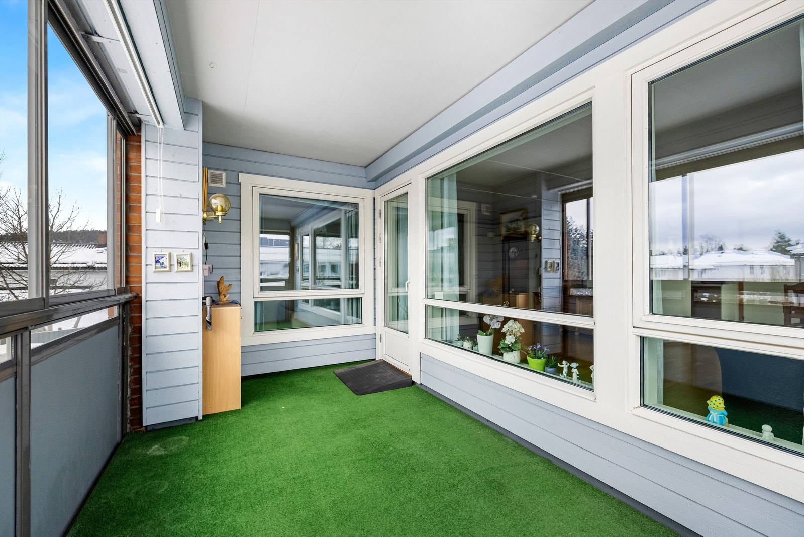 Innglassingen gjør balkongen til et anvendelig uterom som kan benyttes store deler av året. Galleribilde
