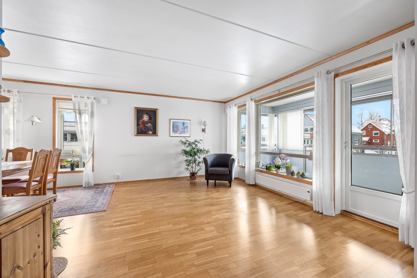 Store vindusflater slipper inn rikelig med dagslys og gir en luftig følelse. Galleribilde