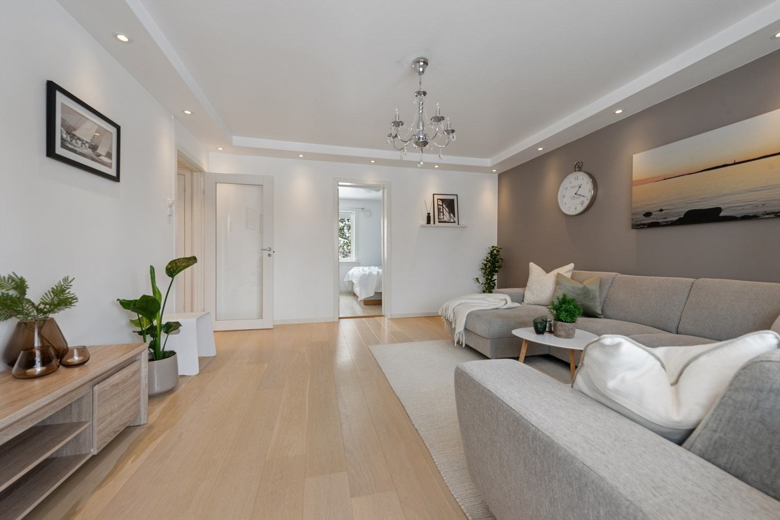 Vegghengte radiatorer med fjernvarme sikrer et behagelig inneklima året rundt. Galleribilde