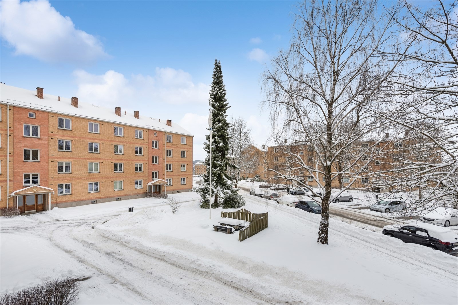 Borettslaget kan by på en stor tomt som er pent opparbeidet med parkmessige områder, gressplener, trær og hyggelig beplantning. Galleribilde