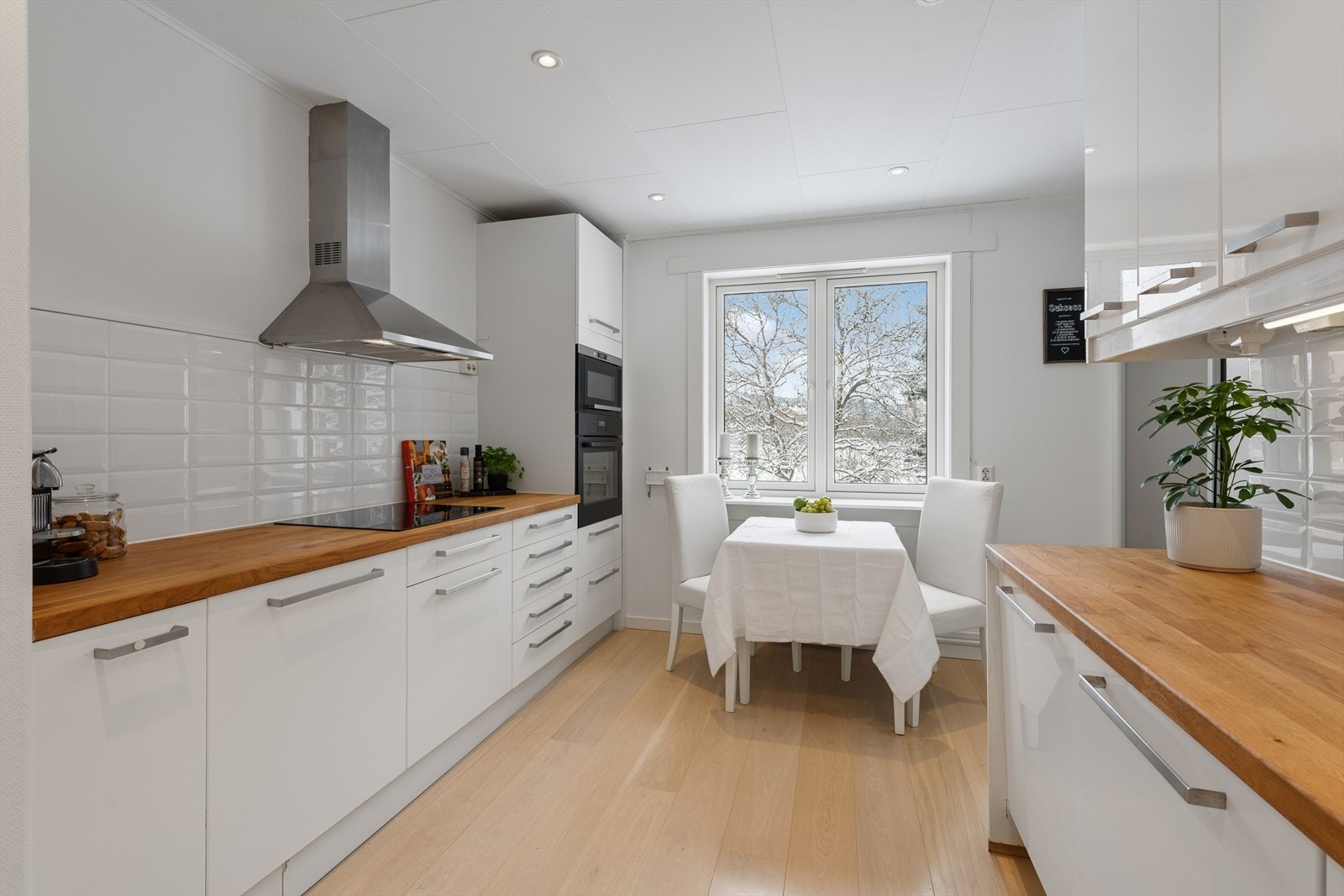 Hvitevarer som oppvaskmaskin, komfyr, platetopp og mikrobølgeovn er integrert i innredningen, og det er plass til et frittstående kjøleskap. Galleribilde