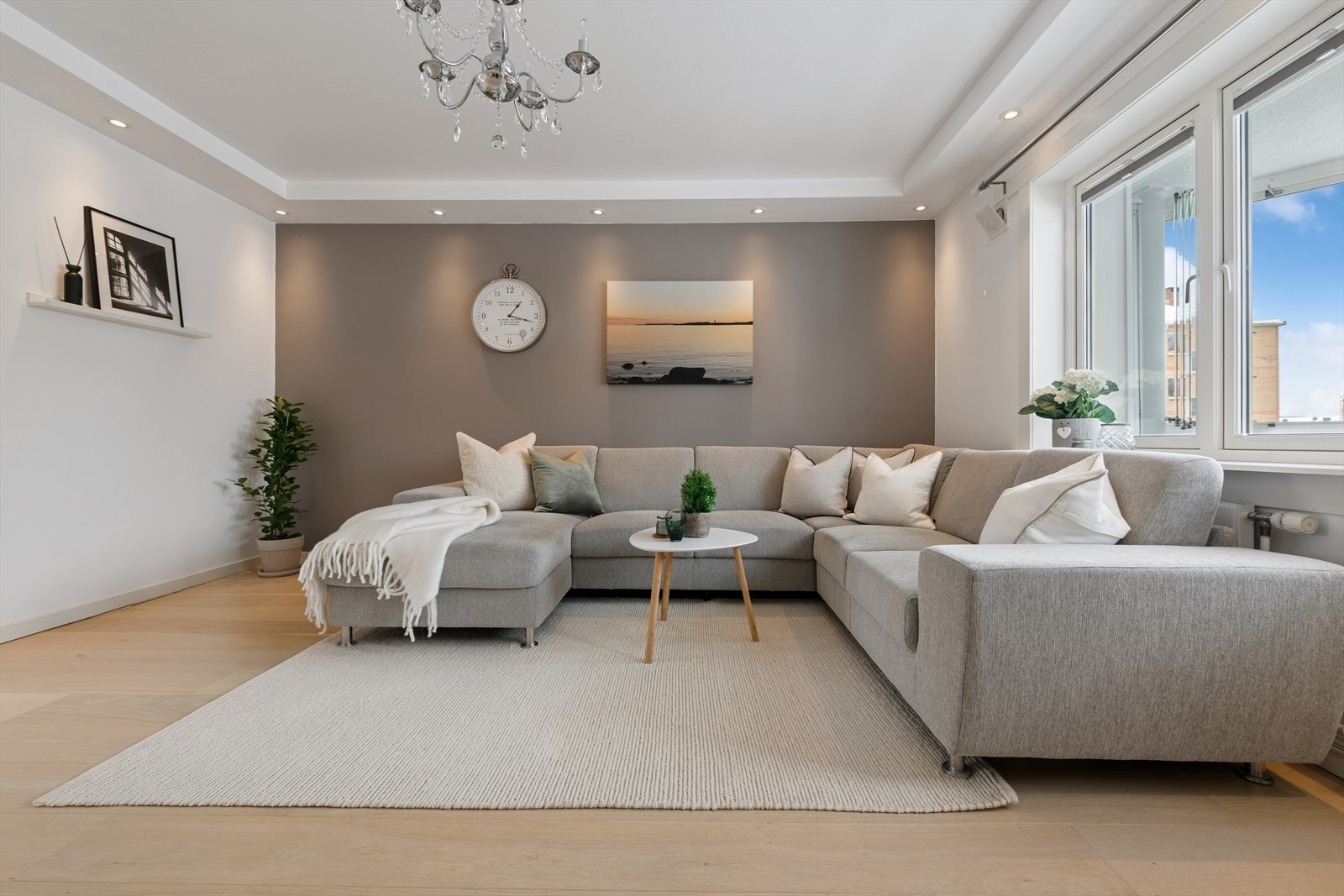 Store vindusflater slipper inn rikelig med naturlig lys og skaper en lys og luftig romfølelse. Galleribilde