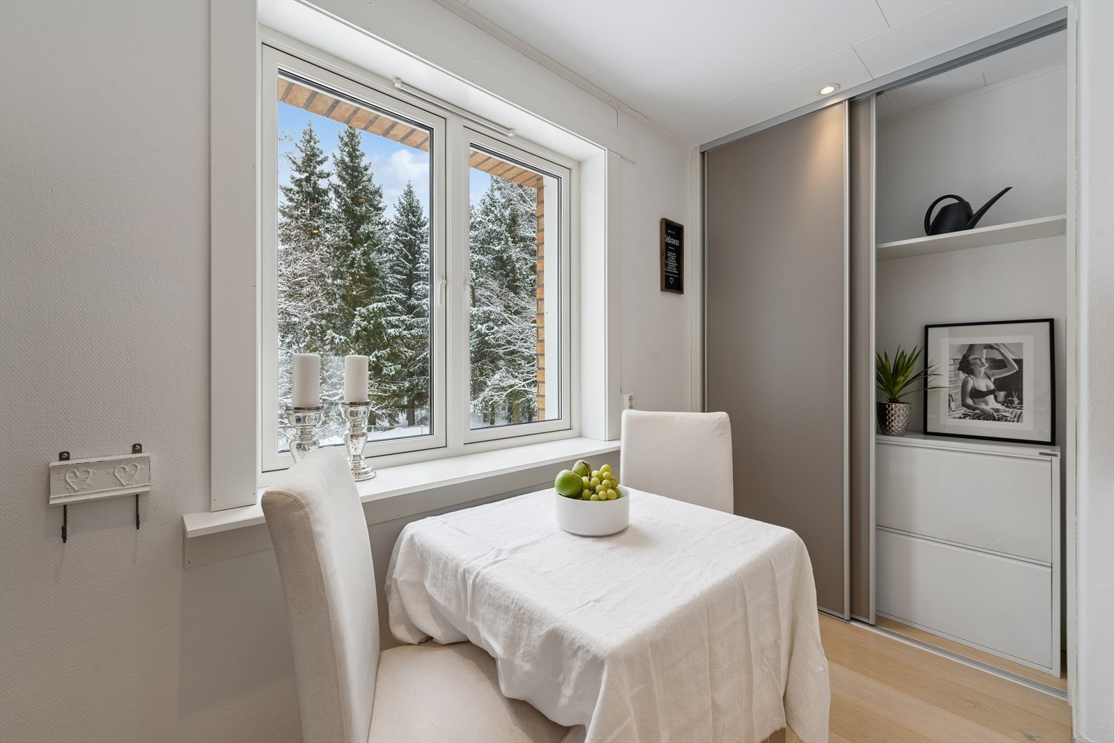 Kjøkkenet har plass til en hyggelig spiseplass, og ekstra oppbevaringsplass i skyvedørsgarderobe. Galleribilde