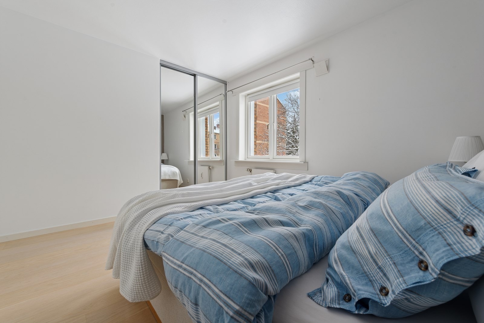 Hovedsoverommet har oppbevaring i skyvedørsgarderobe. Galleribilde