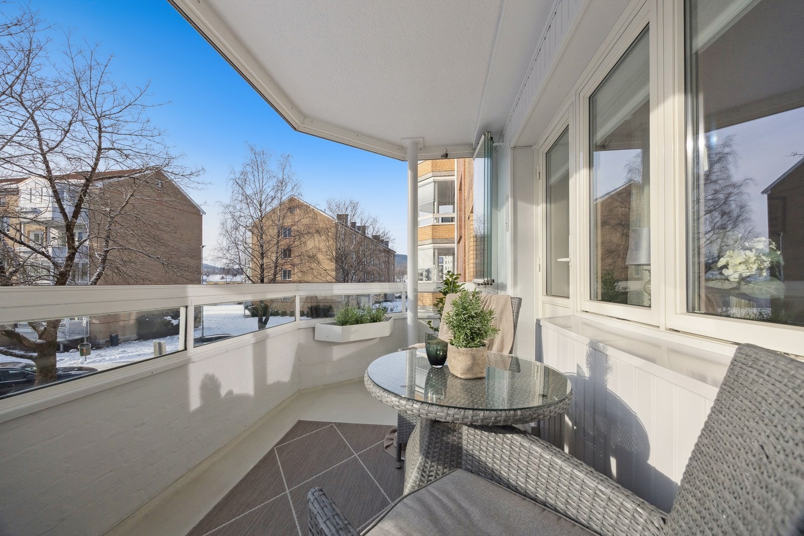 Fra stuen er det utgang til en innglasset balkong på 7 kvm som fungerer som en fin forlengelse av leiligheten. Galleribilde