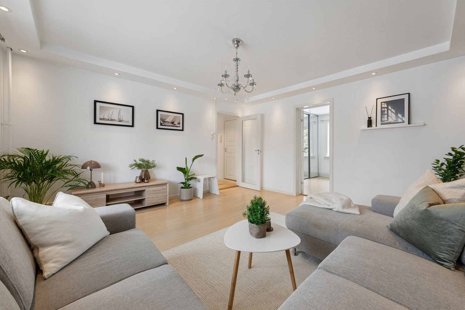 Innfelte lys i himlingen sørger for en behagelig og stemningsfull belysning på kveldstid. Galleribilde