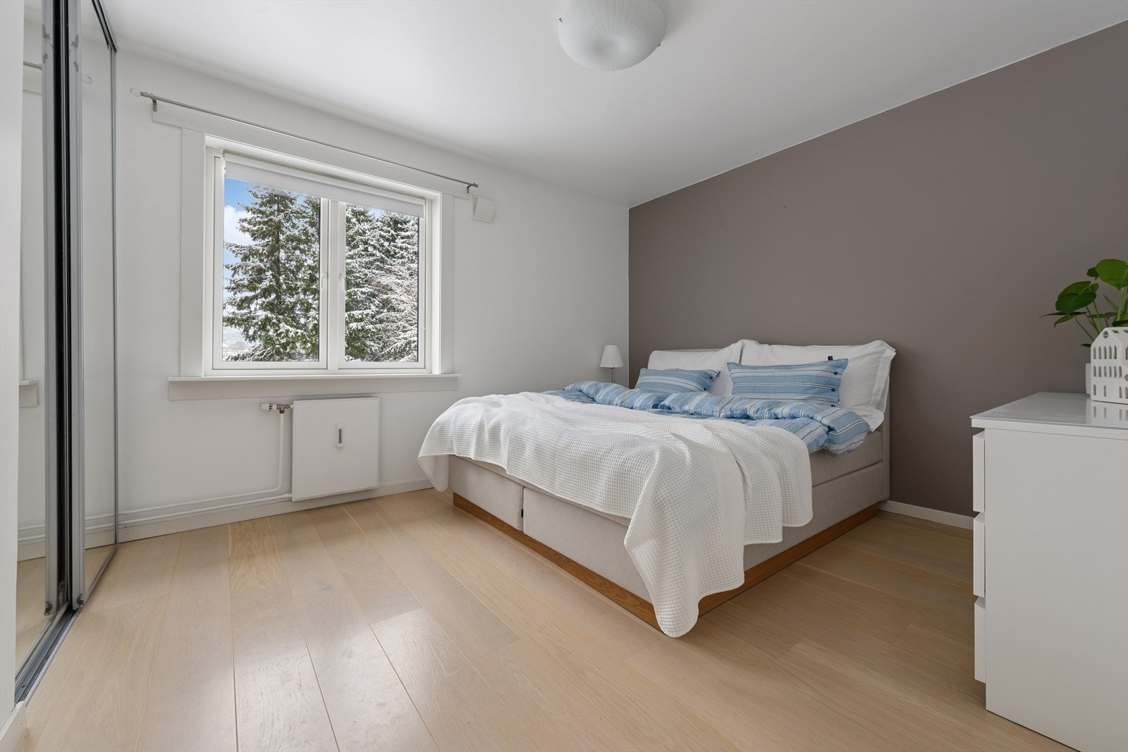 Leiligheten byr på to lyse og romslige soverom. Galleribilde