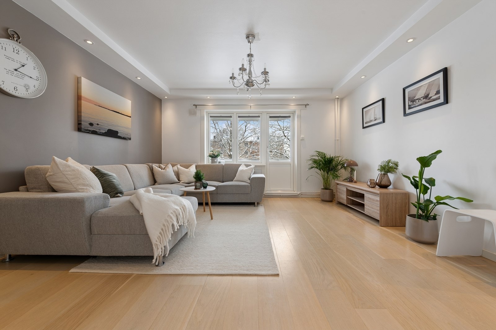 Den gode planløsningen gir leiligheten romslige og sosiale oppholdsrom med fine møbleringsmuligheter. Galleribilde