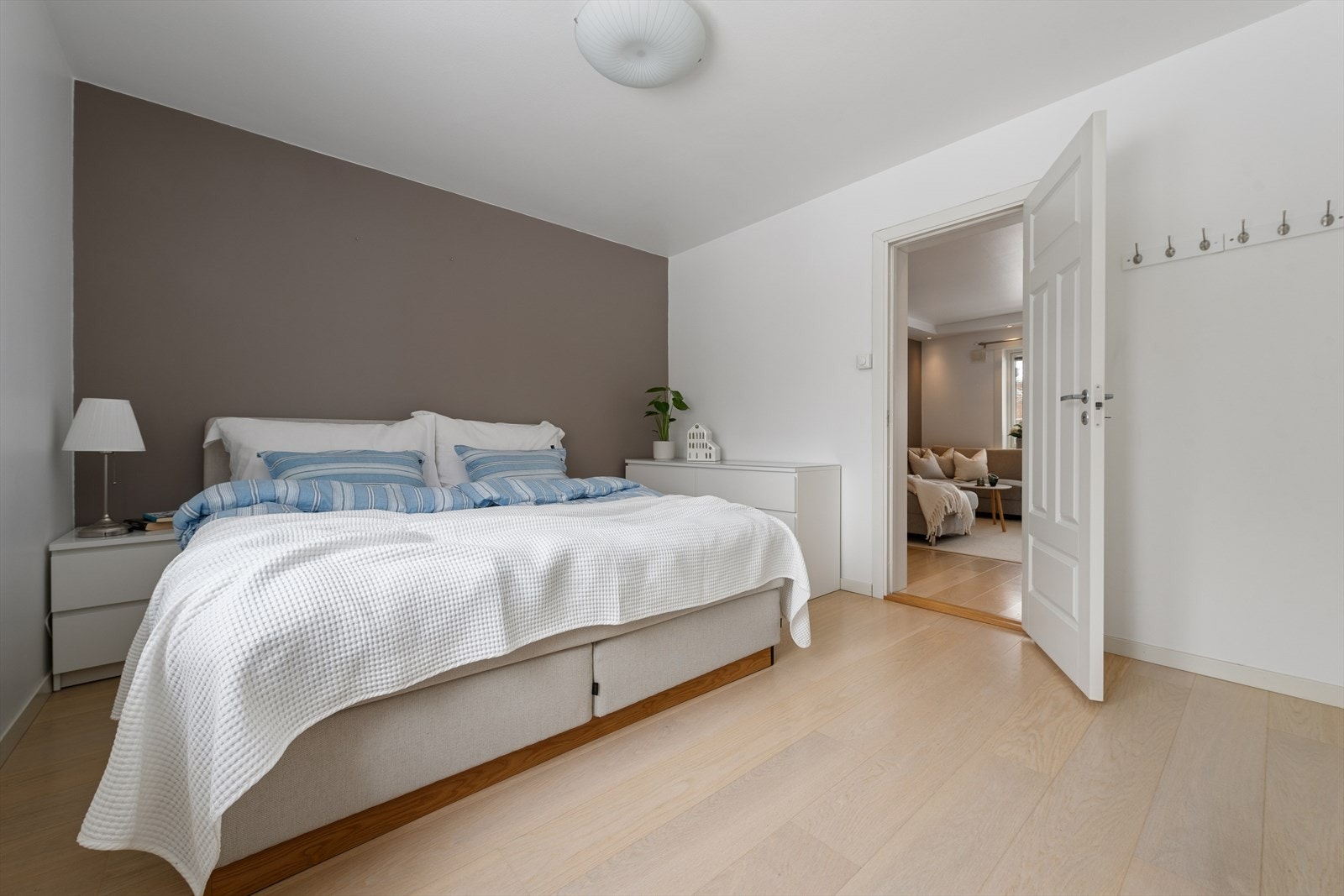 Soverommene har plass til seng, nattbord og annet ønskelig møblement. Galleribilde