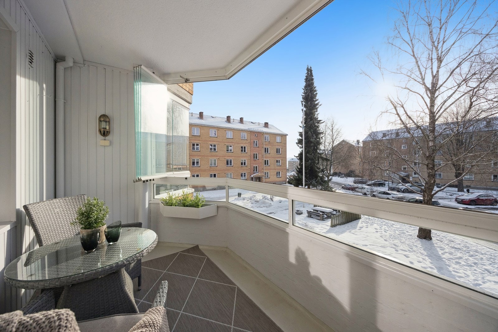 Glassfeltene kan skyves til siden for å åpne opp på varme dager. Galleribilde