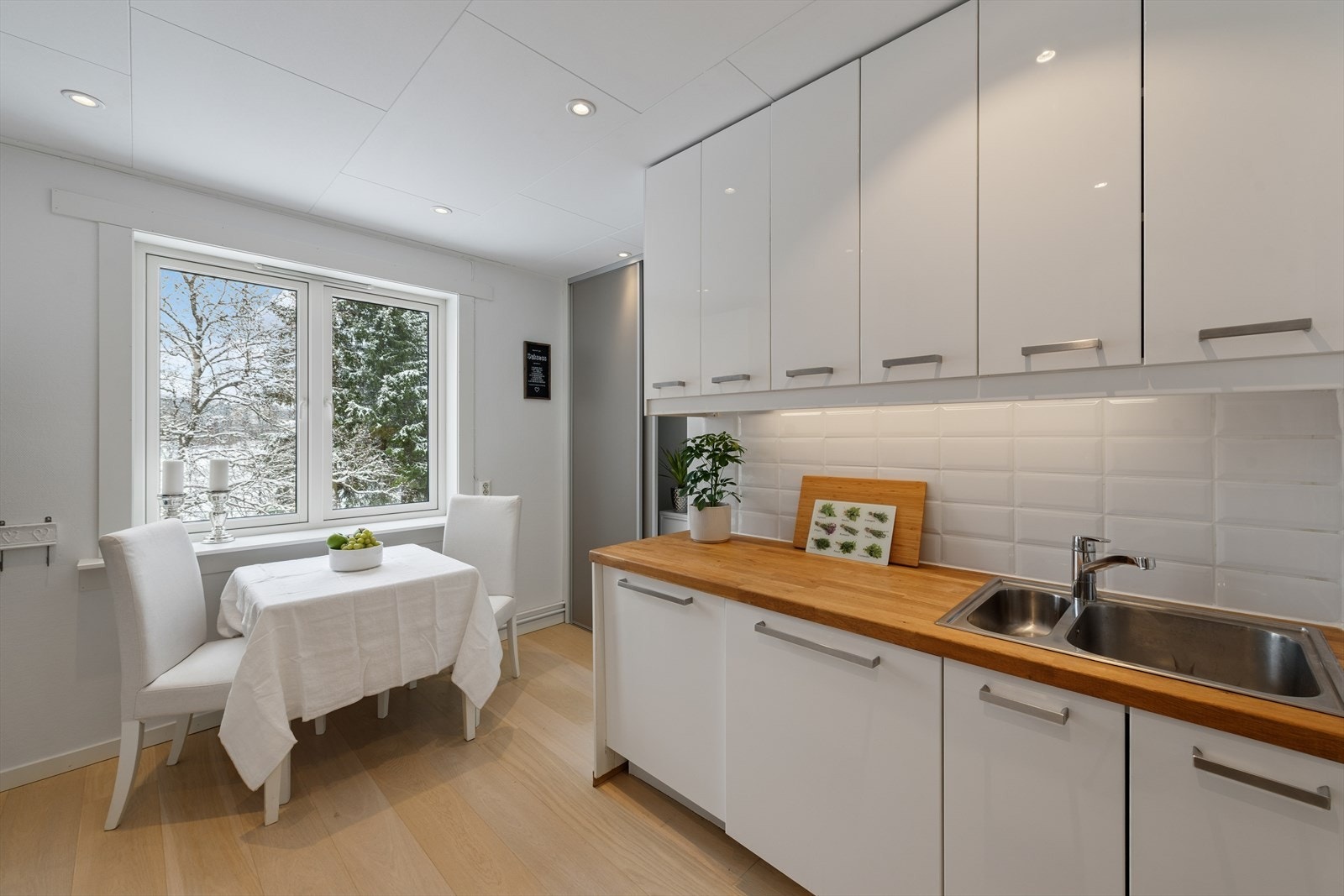 Smakfullt og stort kjøkken med rikelig lagringsplass i både skap og skuffer, samt godt med benkeplass. Galleribilde