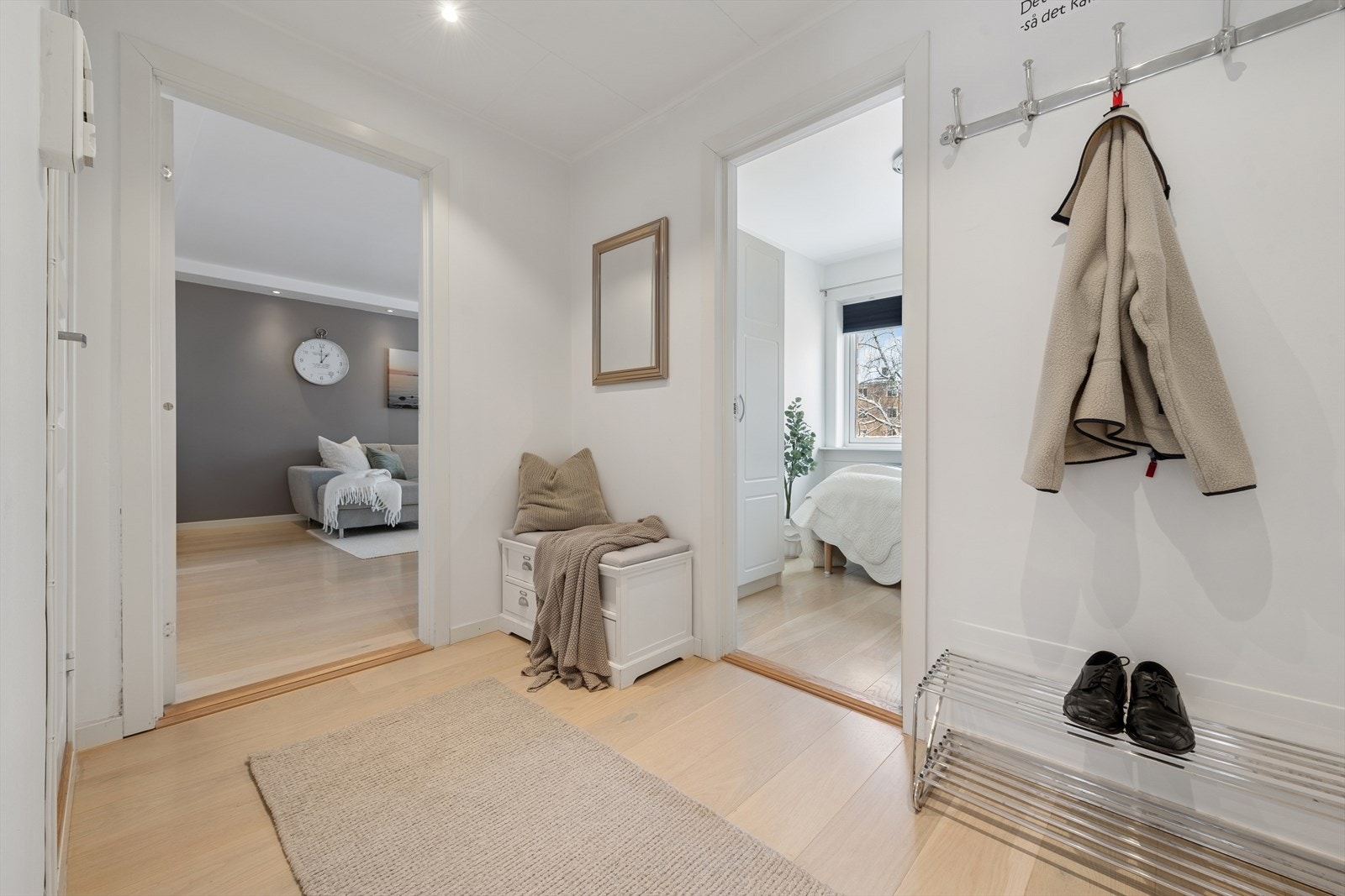 Entréen har pen 1-stavs eikeparkett på gulvet og lyse, glatte vegger, noe som er gjennomgående i hele leiligheten. Galleribilde