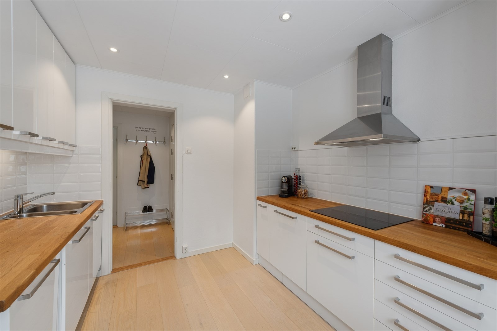 I benkeryggen er det hvite fliser som gjør rengjøringen enklere. Galleribilde