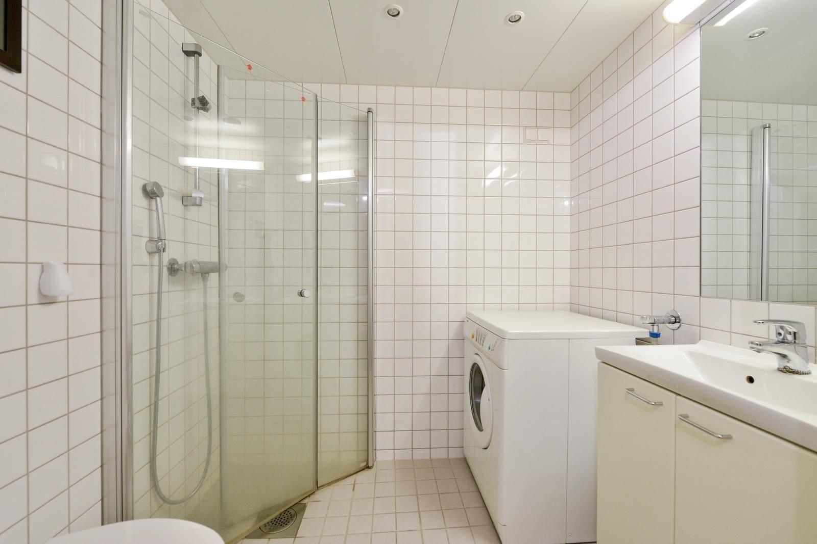 Flislagt bad med opplegg for vaskemaskin Galleribilde